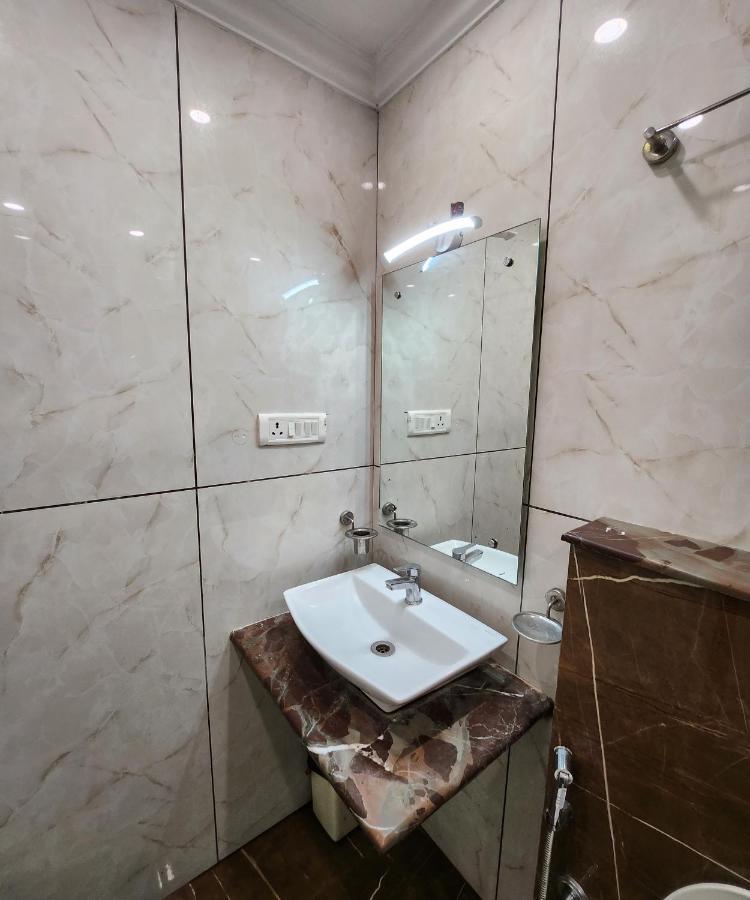 Capital O 6408 Hotel Delhi Heart New Delhi Exterior photo